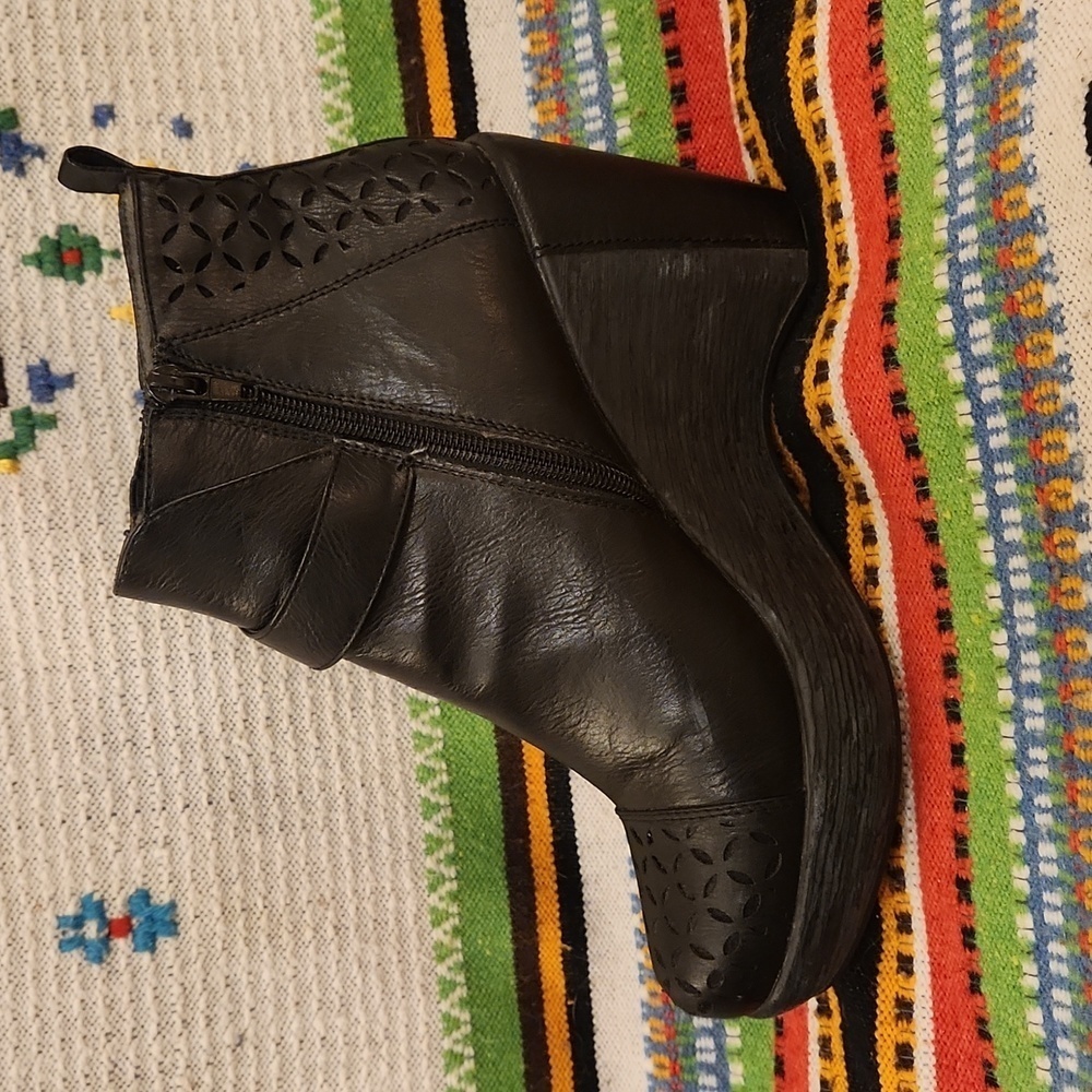 JBU Amberia Black Vegan Leather Platform Booties GUC W 9.5 - Picture 7 of 8